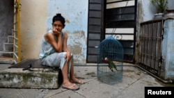 Una mujer en medio del apagón, espera que restablezcan el servicio, en La Habana. (Reuters/Norlys Perez/Archivo)