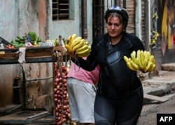 Las mujeres llevan el peso del cuidado de la familia en un país donde escasean los alimentos. (Yamil Lage/AFP)