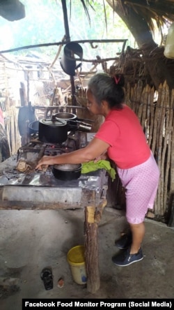 Una madre de familia cocinando con carbón en Guantánamo, en medio de un apagón.